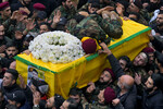 Во время похорон одного из боевиков ливанского движения «Хезболла», убитого в результате израильской атаки, Бейрут, Ливан, 7 декабря 2023 года
