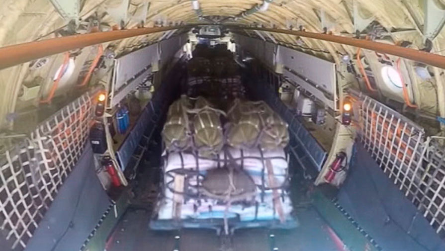 Сброс гуманитарного груза военно-транспортными самолетами Ил-76 ВВС Сирии с помощью российских парашютных систем. Всего было сброшено 22 тонны гуманитарных грузов