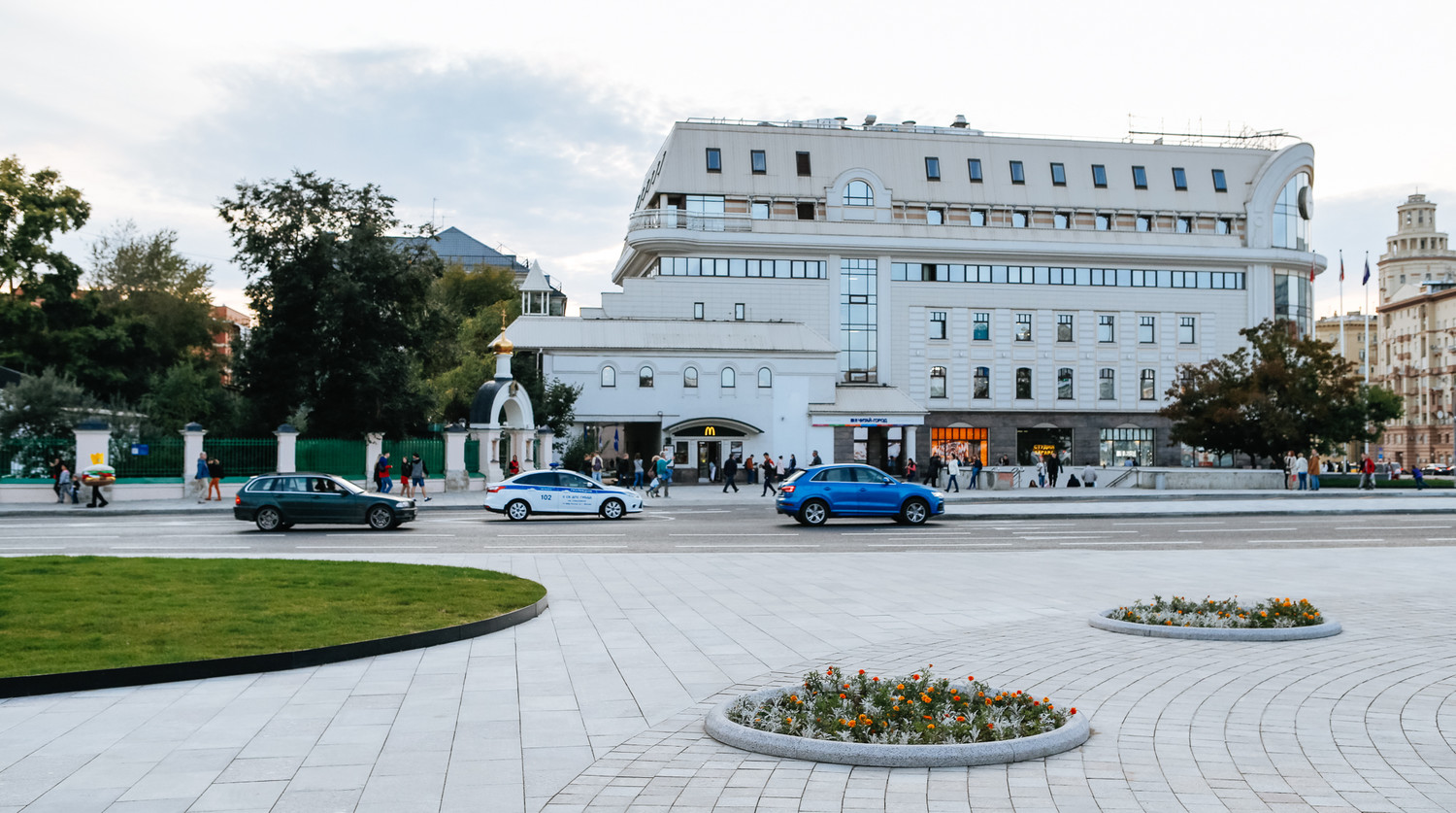 Большую Сухаревскую площадь замостили плиткой, разбили клумбы. Кроме того, реорганизовали движение автомобилей на перекрестке ул. Сретенки и Садового кольца