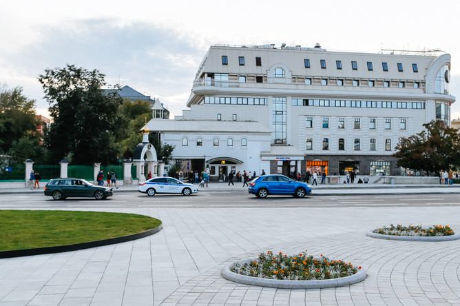 Большую Сухаревскую площадь замостили плиткой, разбили клумбы. Кроме того, реорганизовали движение автомобилей на перекрестке ул. Сретенки и Садового кольца