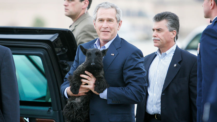 Президент США Джордж Буш со своей собакой, 2006 год