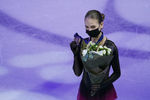 Александра Трусова со своей бронзовой медалью во время церемонии награждения, 26 марта 2021 года