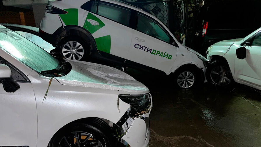 Очевидец снял на видео искореженные автомобили после потопа в Сочи