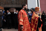 Вынос гроба с телом модельера Вячеслава Зайцева после церемонии прощания в соборе Троицы Живоначальной, 4 мая 2023 года