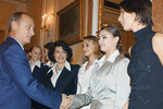 Президент России Владимир Путин поздравляет участниц и тренерский состав сборной России по художественной гимнастике, одержавшей победу на 20-м Чемпионате мира в Будапеште, во время встречи в Кремле, 2003 год