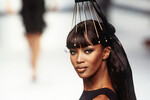 Эксцентричные головные уборы вообще занимали важное место в подиумных образах от Лагерфельда. Так, например, Наоми Кэмпбелл в 1995 году вышла на показе коллекции Chanel в маленьком черном платье и шляпке, закрепленной над головой на спицах.
