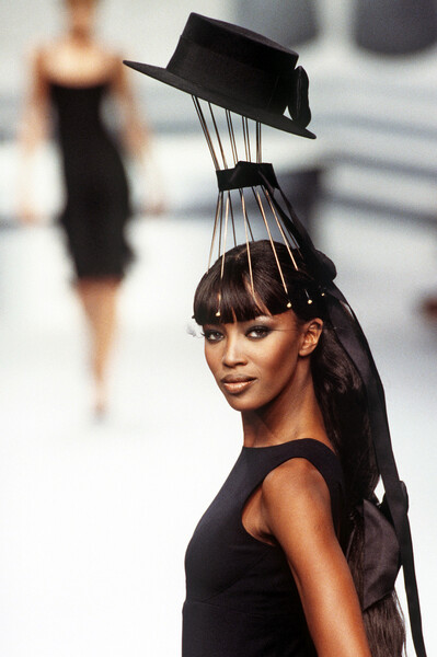 Эксцентричные головные уборы вообще занимали важное место в&nbsp;подиумных образах от Лагерфельда. Так, например, Наоми Кэмпбелл в&nbsp;1995 году вышла на&nbsp;показе коллекции Chanel в&nbsp;маленьком черном платье и шляпке, закрепленной над&nbsp;головой на&nbsp;спицах.