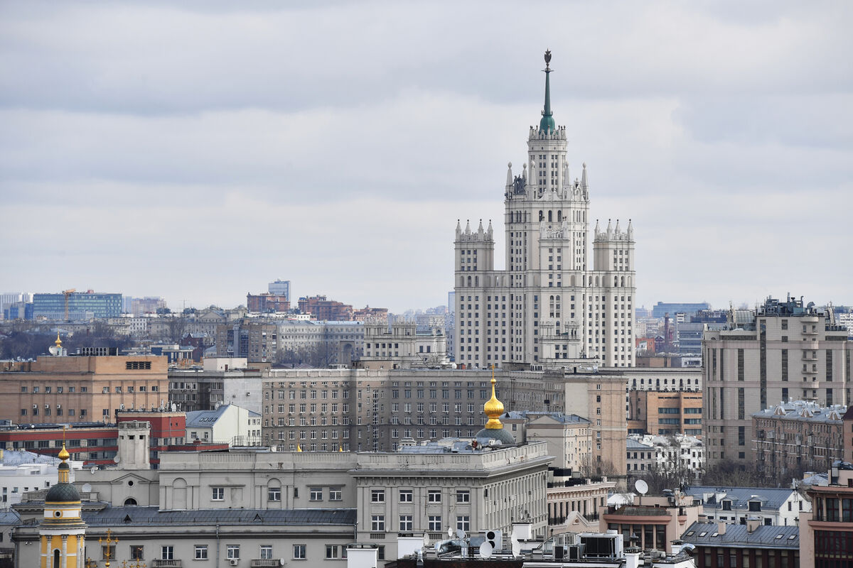 Одна из сталинских высоток в центре Москвы загорелась, люди просят о помощи  - Газета.Ru | Новости