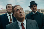 <b>«Ирландец» (2019)</b>
<br><br>
Длиннющий (3,5 часа экранного времени) хит Netflix, снятый Мартином Скорсезе с, пожалуй, тремя главными звездами современного «мафиозного» кино — Аль Пачино, Джо Пеши и Роберта ДеНиро. В фильме, после которого выражение «красить дома» для многих поменяло смысл, Аль Пачино сыграл 47-летнего профсоюзного лидера Джимми Хоффу — хотя самому актеру на момент съемок было 78. Но это же Аль Пачино, камон, ребят.