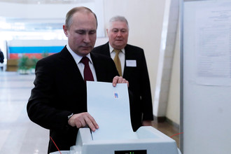 Действующий президент РФ, кандидат на пост президента РФ Владимир Путин во время голосования на выборах президента РФ на избирательном участке № 2151 18 марта 2018 года