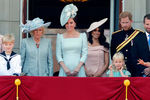 Слева направо: Принцесса Беатриса Йоркская, герцогиня Корнуольская Камилла, герцогиня Кембриджская Кэтрин, герцогиня Сассекская Меган и принц Гарри на Церемонии выноса знамени в Лондоне, 9 июня 2018 год