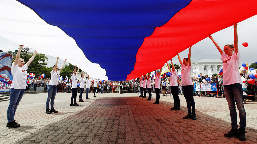 В Рязани ко Дню Государственного флага России провели флэшмоб
