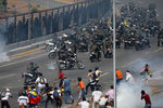 Во время столкновений между венесуэльскими силовиками и протестующими около авиабазы в Каракасе, 30 апреля 2019 года