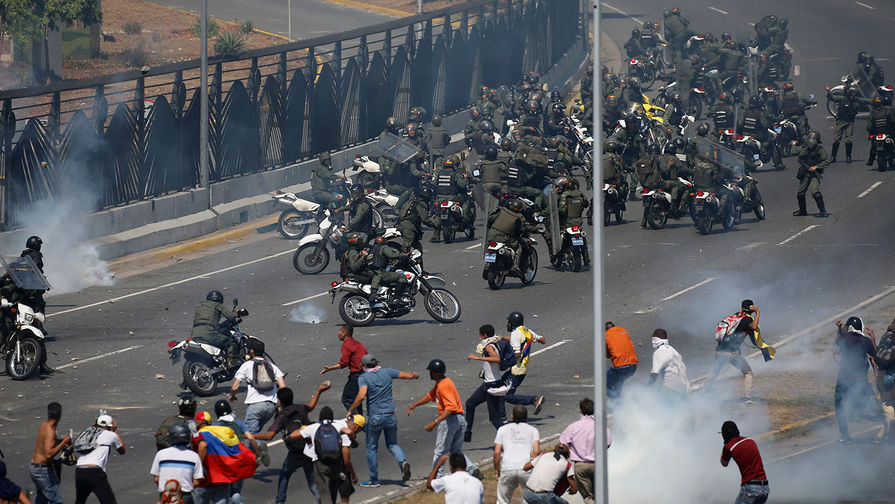 Во время столкновений между&nbsp;венесуэльскими силовиками и протестующими около&nbsp;авиабазы в&nbsp;Каракасе, 30 апреля 2019 года