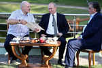 Президент России Владимир Путин, президент Таджикистана Эмомали Рахмон (справа) и президент Белоруссии Александр Лукашенко (слева) во время неформальной встречи в резиденции в Минске, 30 июня 2019 года