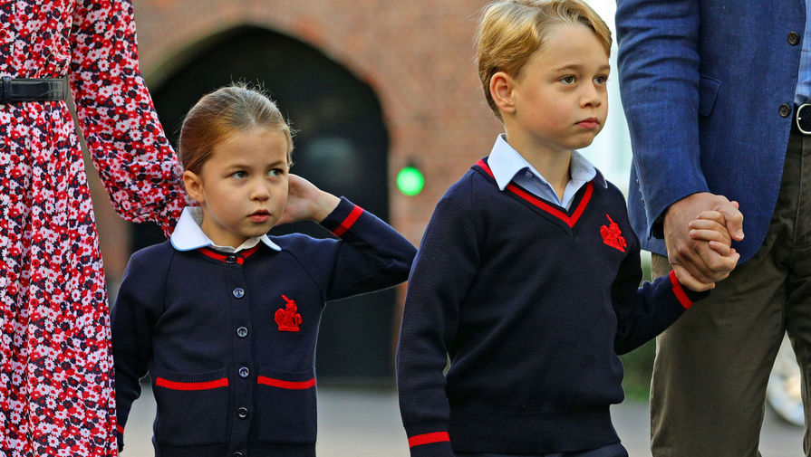 Принцесса Шарлотта и ее брат принц Джордж у&nbsp;здания школы Thomas's Battersea в&nbsp;лондонском районе Баттерси, 4 сентября 2019 года