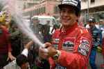 Бразильский гонщик Айртон Сенна празднует тридцатую победу в карьере на Гран-при Монако «Формулы-1», 1990 год