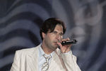 Валерий Меладзе во время выступления, 1998 год