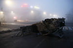 Сгоревший в ходе беспорядков автомобиль на одной из улиц Алма-Аты, 6 января 2022 года