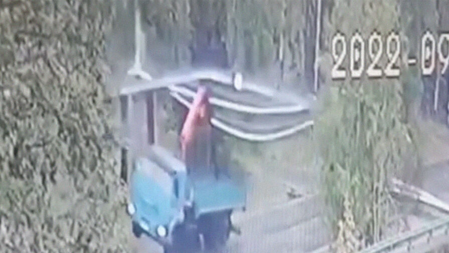 В Нижегородской области КамАЗ обрушил арку на встречную легковую машину
