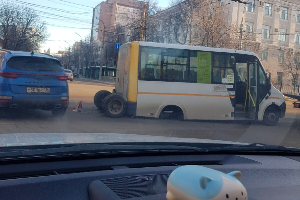 В Воронеже у маршрутки на ходу оторвался задний мост - Газета.Ru | Новости