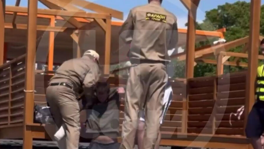 Охранники избили отдыхающего на пляже в Сочи и попали на видео