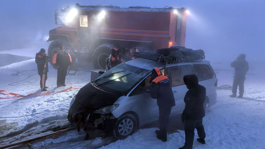 Спасатели рассказали, как вытащили из полыньи пассажиров утонувшего минивэна в Якутске