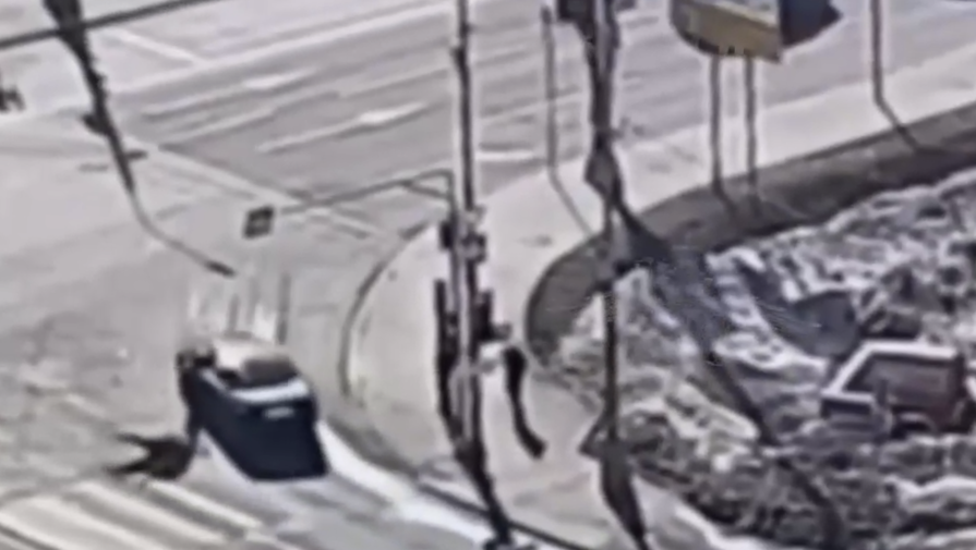 Москвич протащил гаишника по асфальту, и это попало на видео