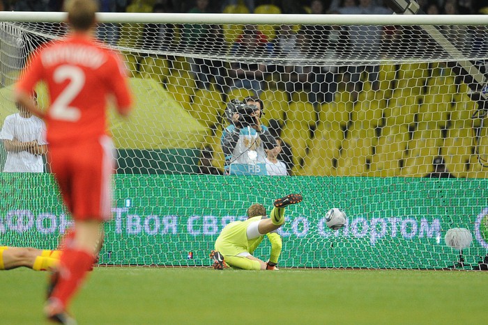 Россияне провели резкую контратаку, которая завершилась ударом Игоря Семшова. И после рикошета от игрока македонской команды мяч все же оказался в&nbsp;сетке &ndash;1:0