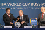 С Виталием Мутко и Зеппом Блаттером на церемонии подписания декларации о присвоении России статуса страны-организатора чемпионата мира по футболу 2018 года. 