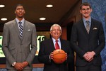 Энтони Дэвис, комиссионер НБА Дэвид Стерн и выбранный «Кливлендом» Тайлер Зеллер