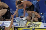 Американские пловцы поздравляют друг друга с победой в королевской эстафете 4х100 м на чемпионате мира