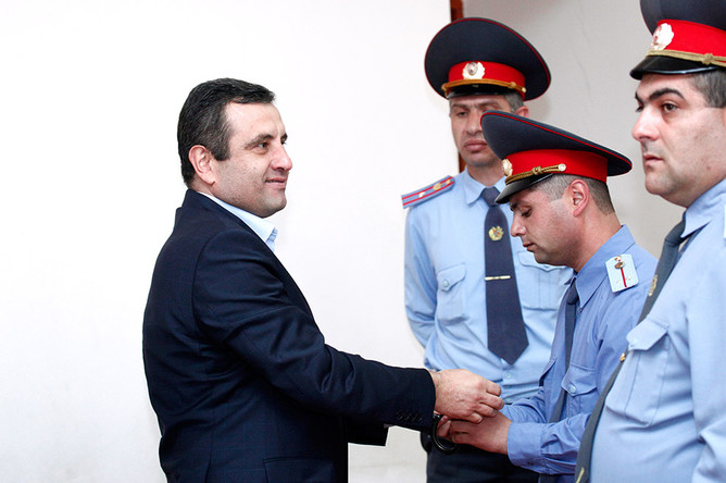 Экс-кандидат в президенты Армении Вардан Седракян, обвиняемый в заказе убийства Паруйра Айрикяна, во время заседания суда