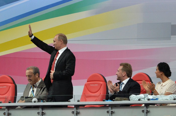 Владимир Путин приветствует зрителей.