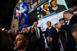 Кандидат от правящей коалиции «Грузинская мечта» Георгий Маргвелашвили и премьер-министр Грузии Бидзина Иванишвили благодарят избирателей после оглашения результатов экзит-полов.