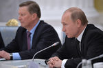 Руководитель администрации президента Сергей Иванов и президент России Владимир Путин (слева направо) на встрече с представителями крупного бизнеса в Кремле