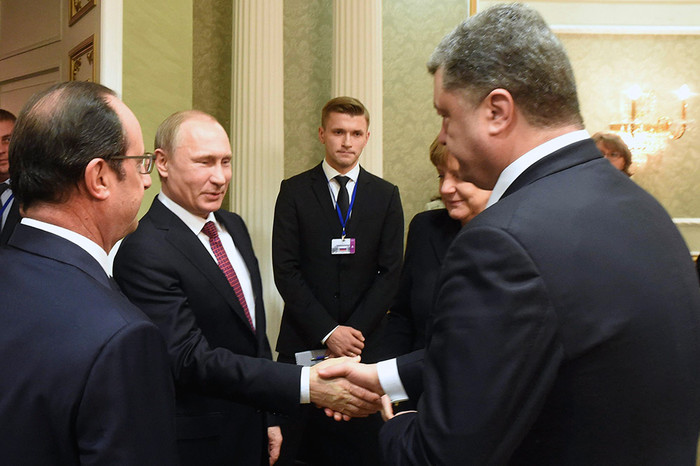 Владимир Путин обменялся рукопожатием с&nbsp;Петром Порошенко во время встречи в&nbsp;Минске