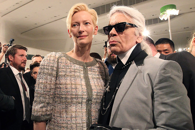 Тильда Суинтон и Карл Лагерфельд перед показом Chanel в Сеуле