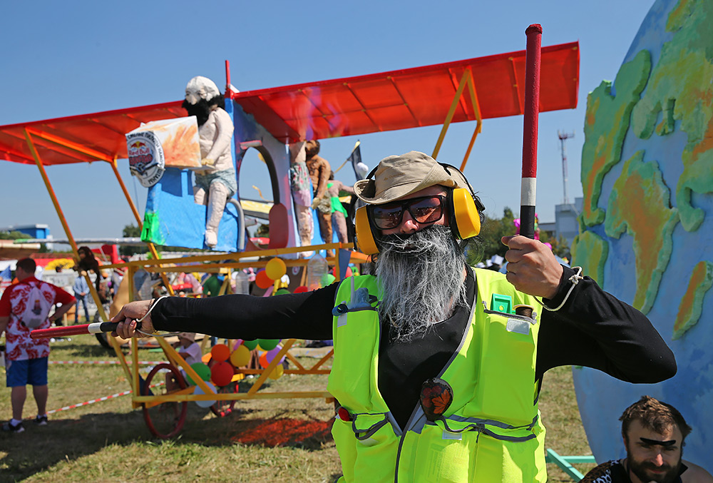 Участник чемпионата самодельных летательных аппаратов Red Bull Flugtag в Крылатском