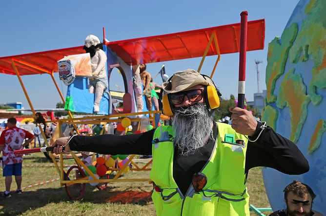 Участник чемпионата самодельных летательных аппаратов Red Bull Flugtag в Крылатском