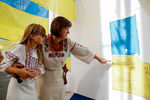 Министр финансов Украины Наталья Яресько с дочерью на выставке флагов, привезенных из зоны вооруженного конфликта на востоке страны