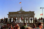 Жители Берлина радуются объединению Германии, 10 ноября 1989 года