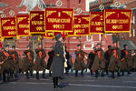 Участники торжественного марша, посвященного легендарному параду 7 ноября 1941 года, на Красной площади в Москве
