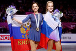 Россиянки Евгения Медведева и Елена Радионова, занявшие в финале Гран-при по фигурному катанию в Барселоне первое и третье места