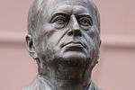 Трехметровая скульптура лидера ЛДПР Владимира Жириновского, отлитая из бронзы, в качестве подарка от скульптора Зураба Церетели на 70-летний юбилей политика