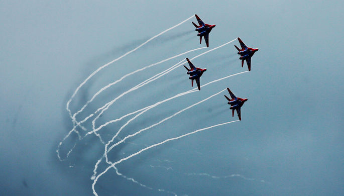 Многоцелевые истребители Су-27 пилотажной группы «Русские витязи» во время...