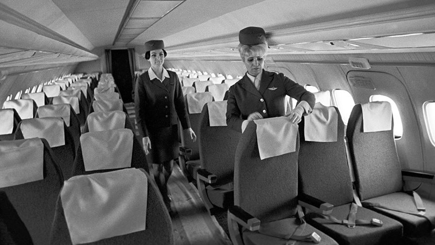 Стюардессы в&nbsp;салоне пассажирского самолета Ту-154, 1971&nbsp;год