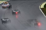 Гран-при Бразилии возобновился за машиной безопасности, но спустя несколько кругов дистанции был вновь остановлен — дирекция гонки посчитала небезопасным продолжать заезды в тяжелых погодных условиях.
