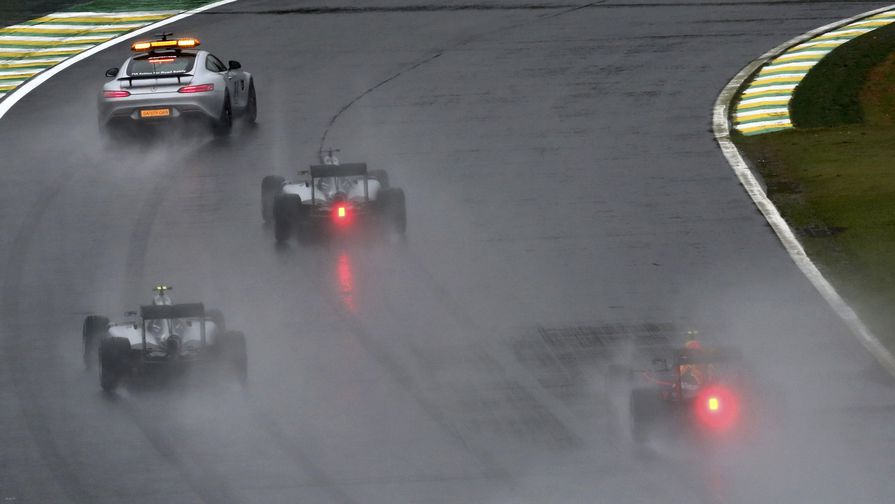 Гран-при Бразилии возобновился за&nbsp;машиной безопасности, но спустя несколько кругов дистанции был вновь остановлен &mdash; дирекция гонки посчитала небезопасным продолжать заезды в&nbsp;тяжелых погодных условиях.