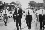 Конгрессмен США и будущий президент США Джон Ф. Кеннеди (второй слева) на параде Банкер-Хилл в Чарлстауне, штат Массачусетс, 17 июня 1950 года